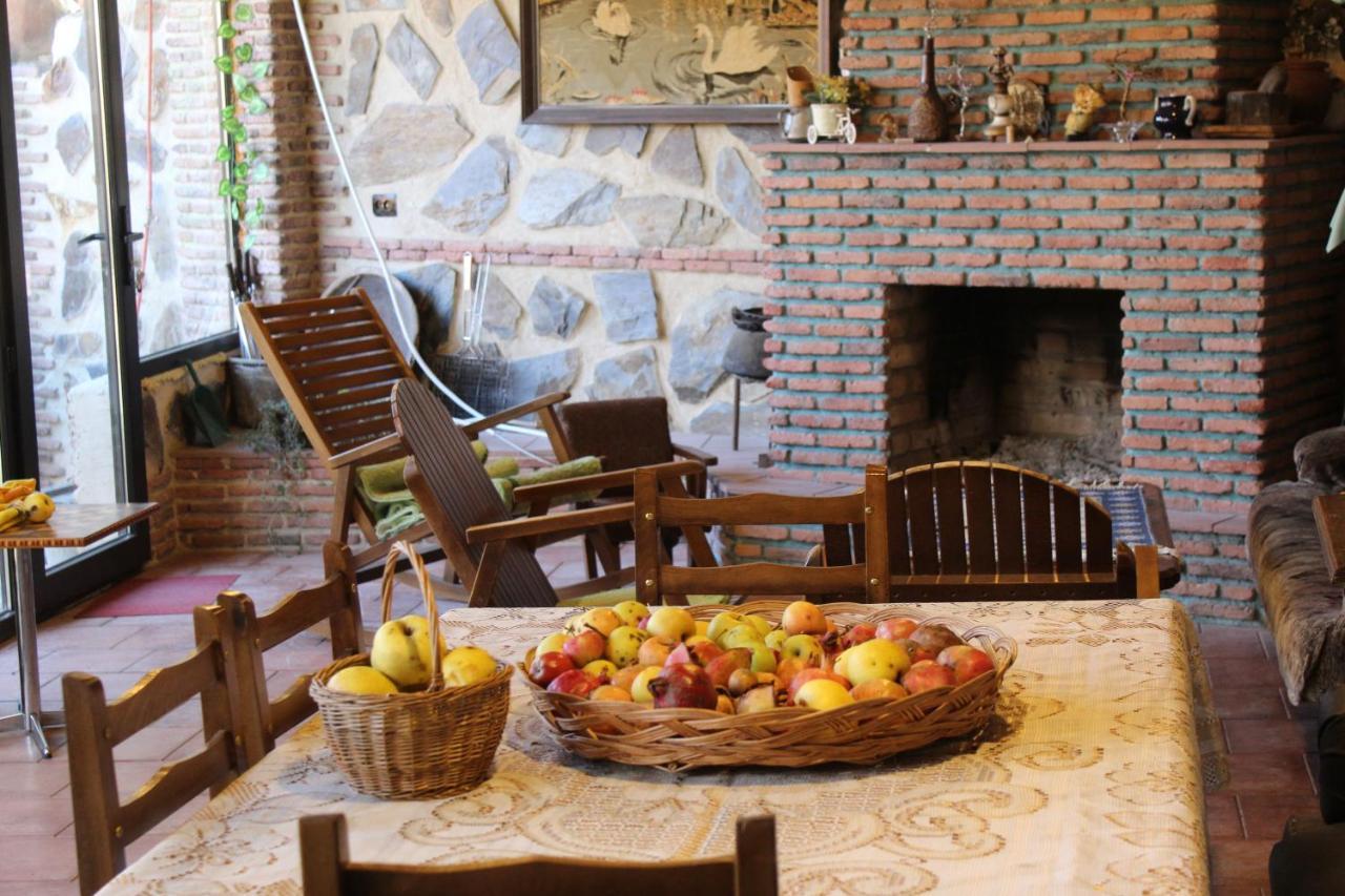 Guest House Poligloti Telavi Exteriör bild