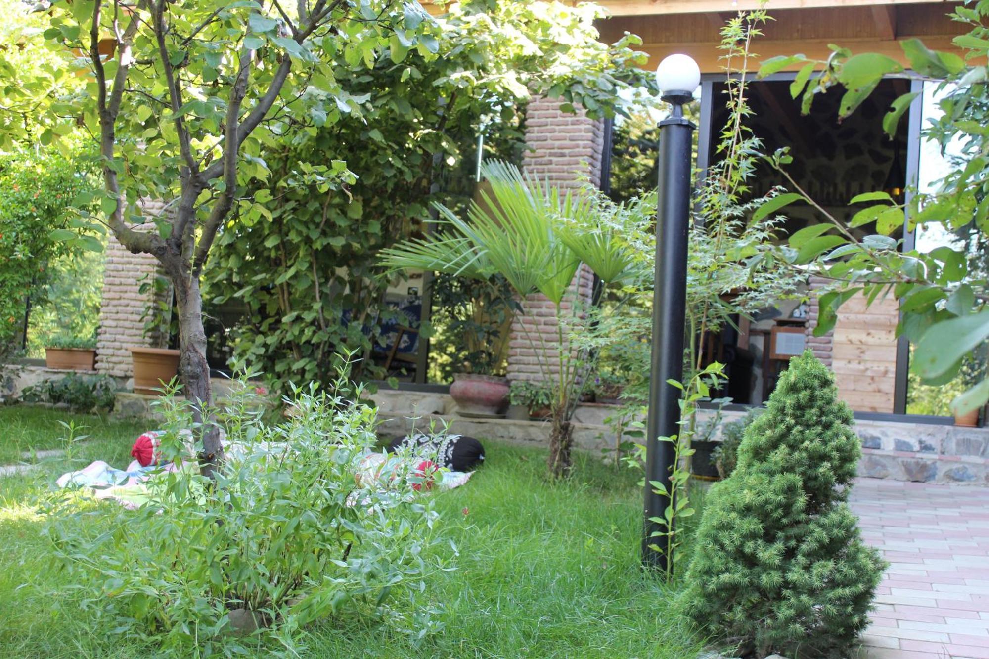 Guest House Poligloti Telavi Exteriör bild
