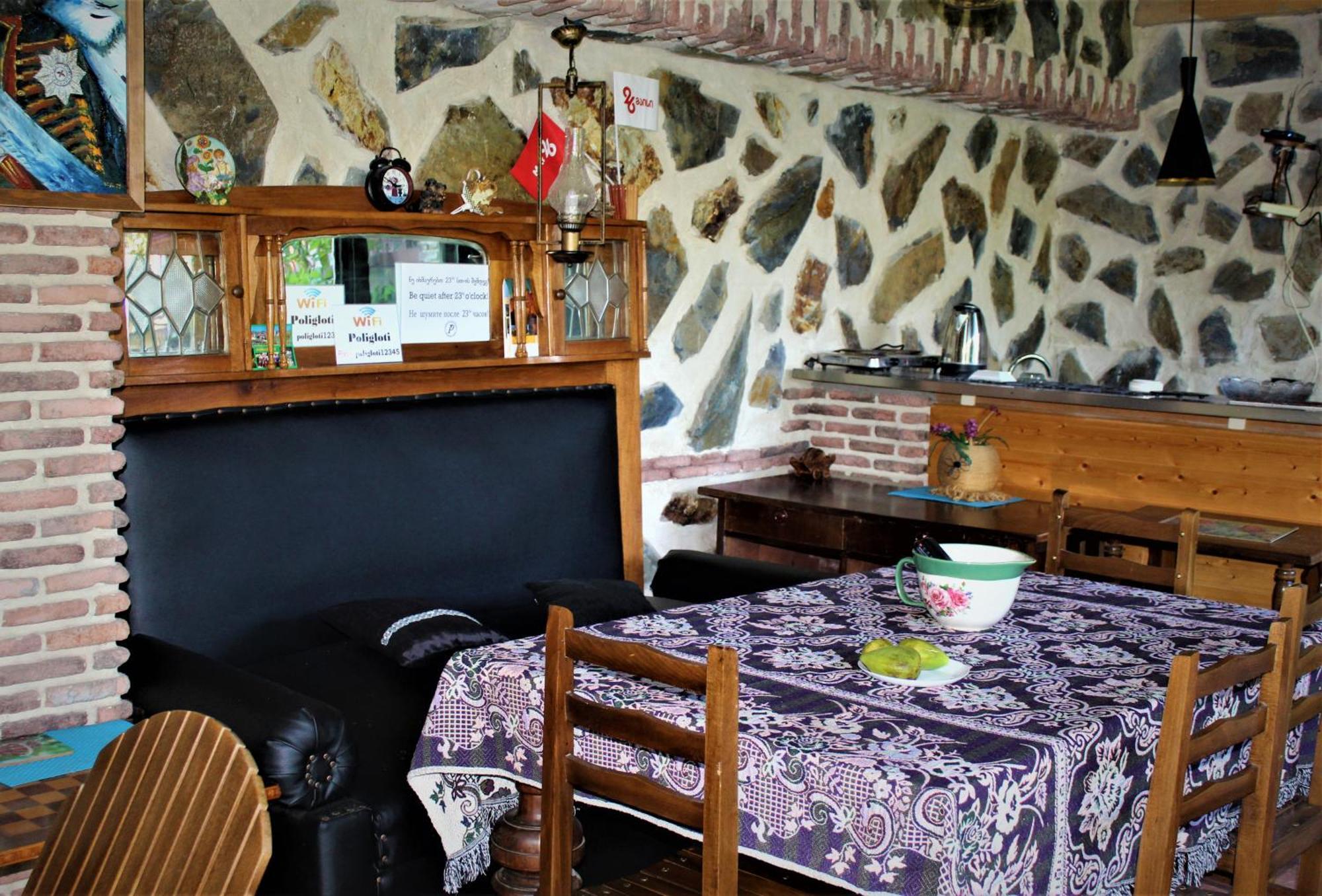 Guest House Poligloti Telavi Exteriör bild