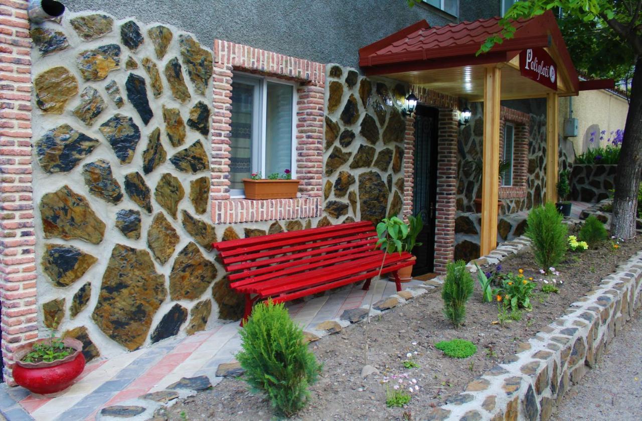Guest House Poligloti Telavi Exteriör bild